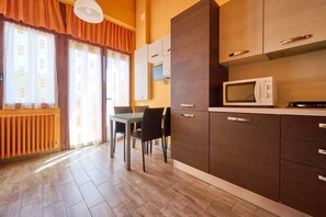 Dining - Apartment 'Appartamento Vicino Mare' with Private Terrace and Shared Garden (SAN VINCENZO)