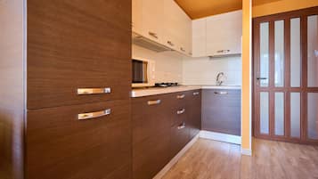 Kühlschrank, Mikrowelle, Herdplatte, Toaster