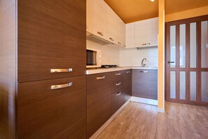 Kühlschrank, Mikrowelle, Herdplatte, Toaster