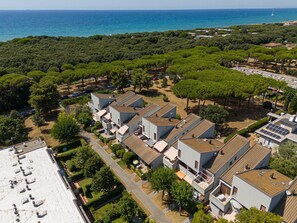 Un quartier résidentiel avec des immeubles modernes, une vue dégagée sur la mer et un espace vert bien entretenu.