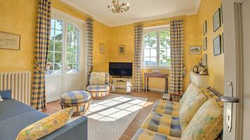 TV, DVD player, ping pong, stereo