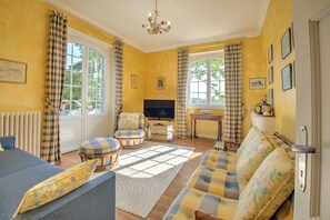 TV, DVD player, table tennis, stereo