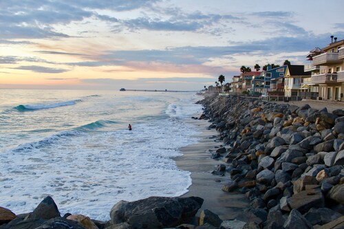 Cozy 2-bedroom apartment with AC, WiFi in superb Oceanside