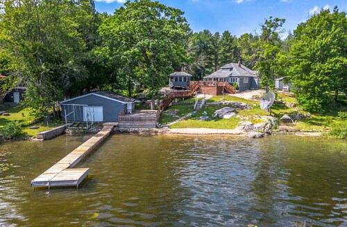 Waterfront Lake Muskoka cottage one thousand and one night 