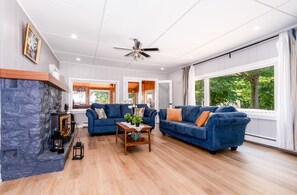 Smart-TV, Kamin, DVD-Player, Stereoanlage