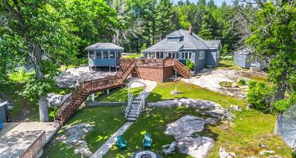 Waterfront Lake Muskoka cottage one thousand and one night