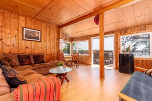 Smart-TV, Kamin, DVD-Player, Stereoanlage