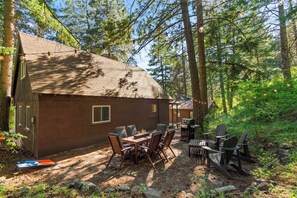 Outdoor dining - Evergreen Retreat at Rimrock (Naches)