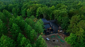 Exterior - Runaway Streams - Game Room, Mini Golf, Creekside, EV Outlet (Broken Bow)