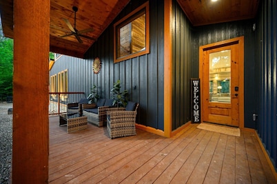 Runaway Streams - Game Room, Mini Golf, Creekside, EV Outlet