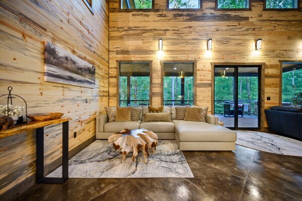 Smart TV, fireplace, table football, books - Runaway Streams - Game Room, Mini Golf, Creekside, EV Outlet (Broken Bow)