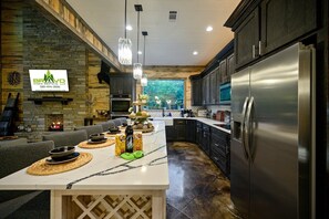 Fridge, microwave, oven, stovetop - Runaway Streams - Game Room, Mini Golf, Creekside, EV Outlet (Broken Bow)