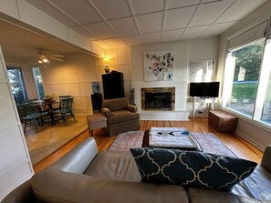 Smart TV, fireplace, books, video library - Charming Waterfront 2-bedroom cottage with AC, WiFi and boat parking (Gloucester)