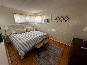 2 bedrooms, travel crib, WiFi, bed sheets - Charming Waterfront 2-bedroom cottage with AC, WiFi and boat parking (Gloucester)