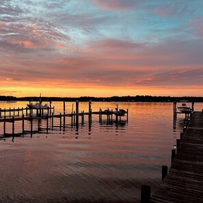 Marina - Mid-Century Rivah Retreat with Dock, Fire Pit & Cozy Fireplace (Gloucester)