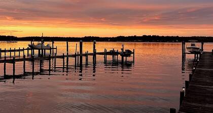 Charming Waterfront 2-bedroom cottage with AC, WiFi and boat parking