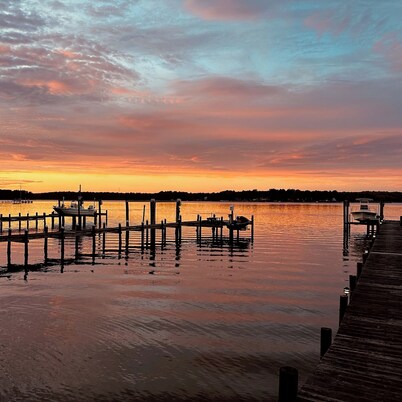 Charming Waterfront 2-bedroom cottage with AC, WiFi and boat parking