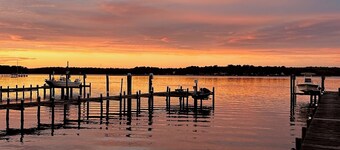 Charming Waterfront 2-bedroom cottage with AC, WiFi and boat parking