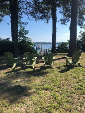 Property grounds - Mid-Century Rivah Retreat with Dock, Fire Pit & Cozy Fireplace (Gloucester)