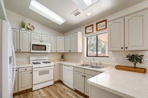 Køleskab, mikrobølgeovn, ovn, kogeplade