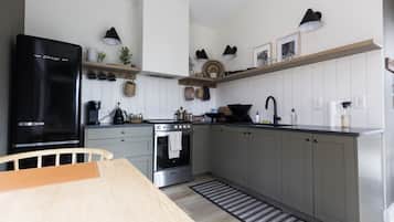 Coffee/tea maker, fridge, microwave, oven