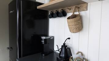 Cafetière/bouilloire, réfrigérateur, micro-ondes, four