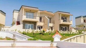 高級寢具、迷你吧、筆電工作空間、免費無線上網