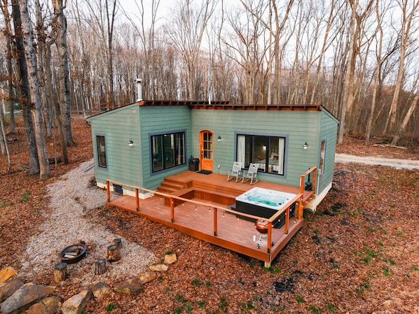A cabin with a deck, a hot tub, and a fireplace. - Ivy Cottage | Hocking Hills, Modern, Hot Tub (Creola)