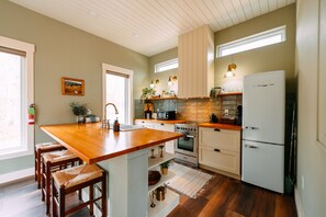 Refrigerador, microondas, horno, placa de cocina