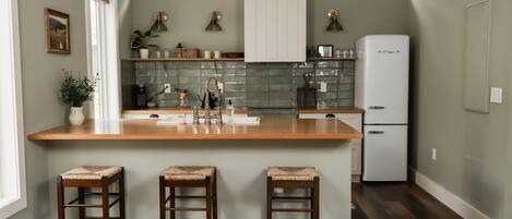 ثلاجة، ميكروويف، فرن، موقد طهي مسطح