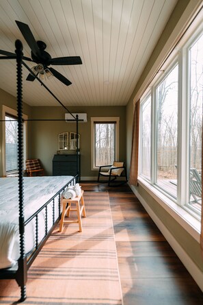 1 habitación, escritorio y ropa de cama 