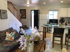 Living area - Quaint apartment with AC in lovely Oceanside (Oceanside)