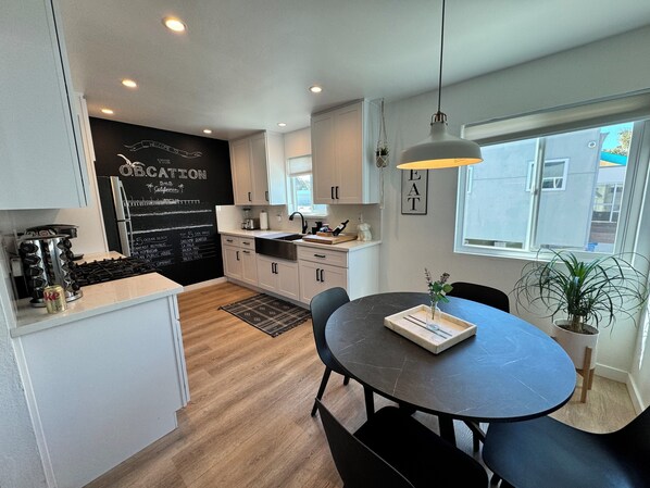 Dining - Terrific 2-bedroom apartment 2 blocks from the Beach AC (San Diego)