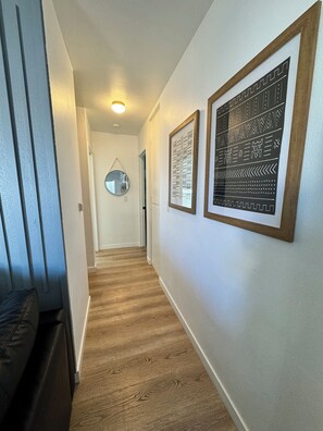 Interior - Terrific 2-bedroom apartment 2 blocks from the Beach AC  (San Diego)