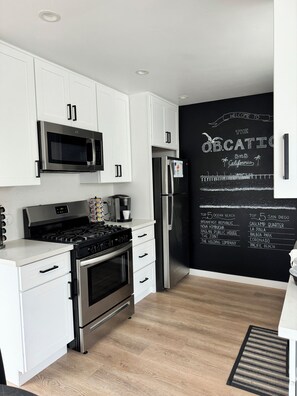 Fridge, microwave, oven, stovetop - Terrific 2-bedroom apartment 2 blocks from the Beach AC  (San Diego)