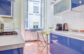 Fridge, oven, stovetop, coffee/tea maker