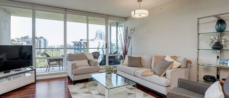 Smart-tv, een open haard, een muziekbibliotheek en een kantoor