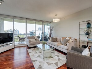 Televisor intel·ligent, llar de foc, biblioteca musical i oficines 