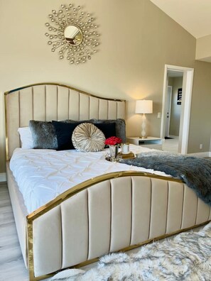 4 bedrooms, iron/ironing board, WiFi, bed sheets - Top of the World Anaheim View Home (Anaheim)