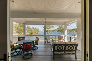 Outdoor dining - Bear's Gone Fishin" - You'll never want to leave! (Oriental)