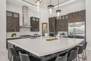 Fridge, microwave, oven, stovetop - Palm Villa- Luxury 8 Bed, Pickleball, Volleyball, Golf (Bermuda Dunes)