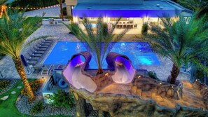 A heated pool - Palm Villa- Luxury 8 Bed, Pickleball, Volleyball, Golf (Bermuda Dunes)