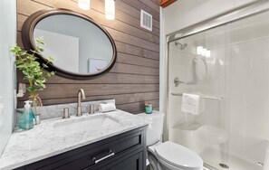 Dusche, Handtücher, Seife, Toilettenpapier