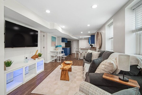 Smart TV - 3BR/2BA Unit Just Furnished (Ventnor City)