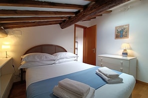 3 habitaciones, tabla de planchar con plancha, wifi y ropa de cama 