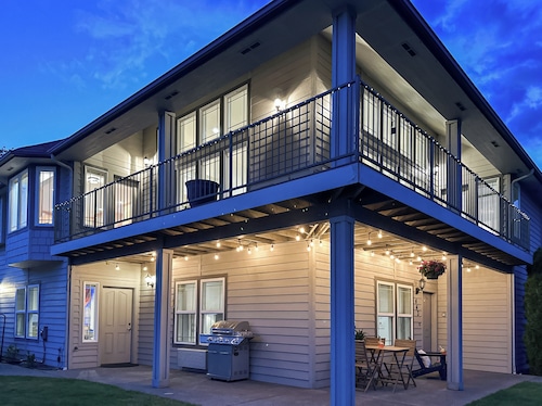 FULLY LOADED - hot tub - pool table - arcade games - 10 min from Downtown WW 