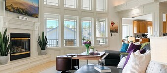 FULLY LOADED - hot tub - pool table - arcade games - 10 min from Downtown WW 