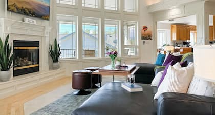 FULLY LOADED - hot tub - pool table - arcade games - 10 min from Downtown WW