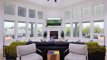 Smart TV, caminetto, videogiochi, studio