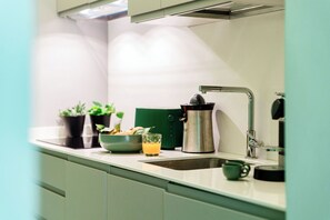 Réfrigérateur, micro-ondes, plaque de cuisson, lave-vaisselle